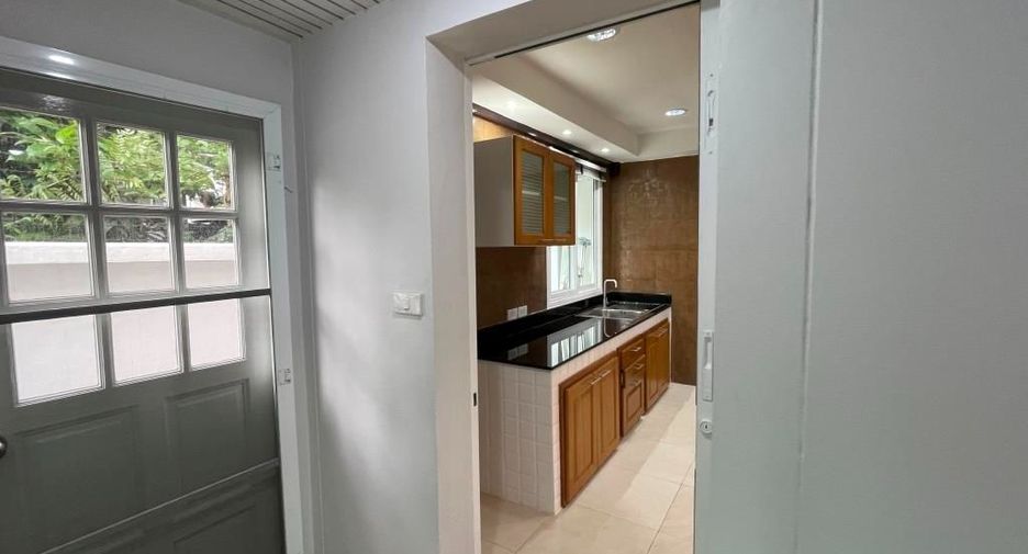For rent 4 ベッドルーム house in Khlong Toei, Bangkok