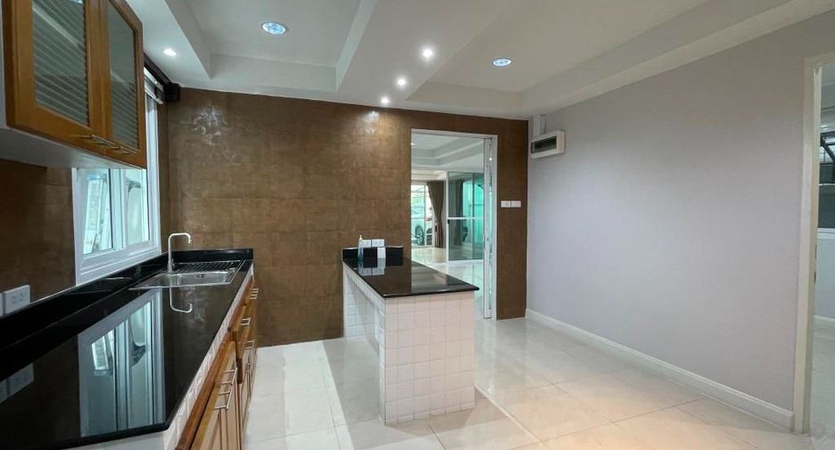 For rent 4 ベッドルーム house in Khlong Toei, Bangkok