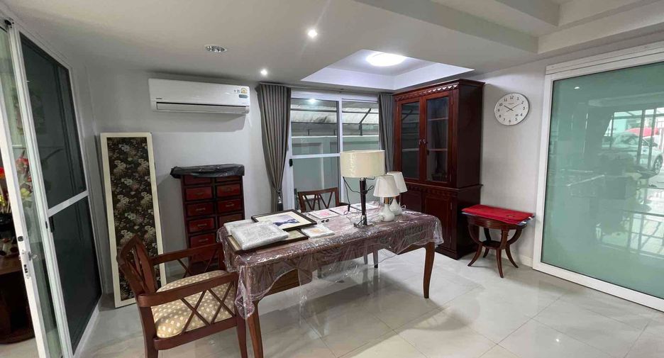 For rent 4 bedrooms house in Khlong Toei, Bangkok
