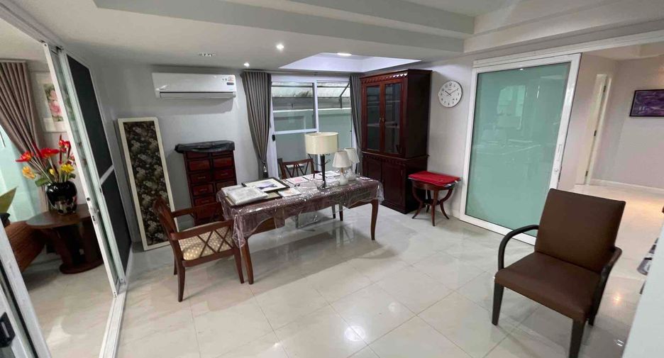 For rent 4 bedrooms house in Khlong Toei, Bangkok