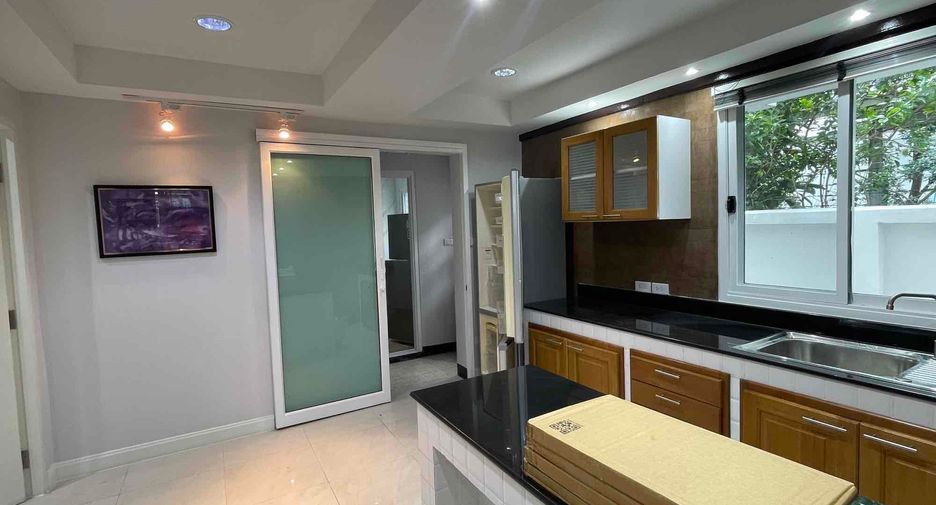 For rent 4 bedrooms house in Khlong Toei, Bangkok