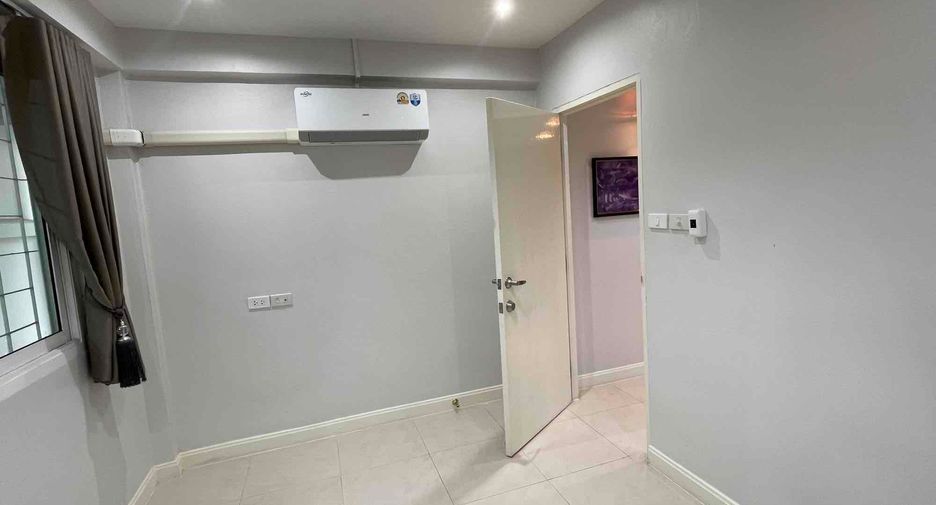 For rent 4 bedrooms house in Khlong Toei, Bangkok
