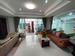 For rent 4 bedrooms house in Khlong Toei, Bangkok