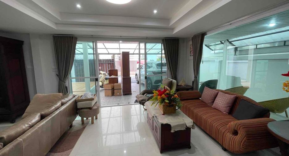 For rent 4 bedrooms house in Khlong Toei, Bangkok