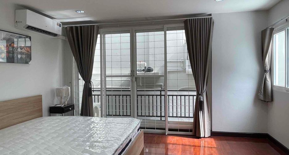 For rent 4 bedrooms house in Khlong Toei, Bangkok