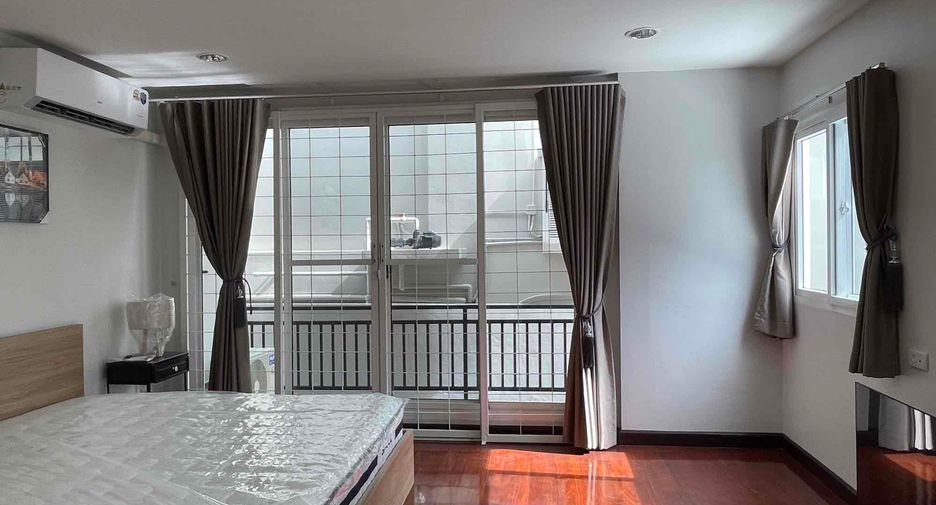 For rent 4 bedrooms house in Khlong Toei, Bangkok