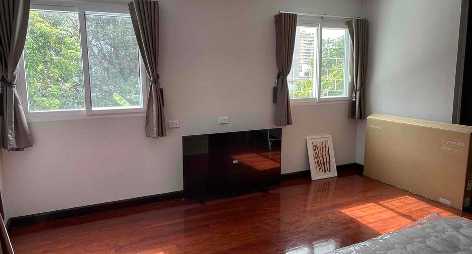 For rent 4 bedrooms house in Khlong Toei, Bangkok
