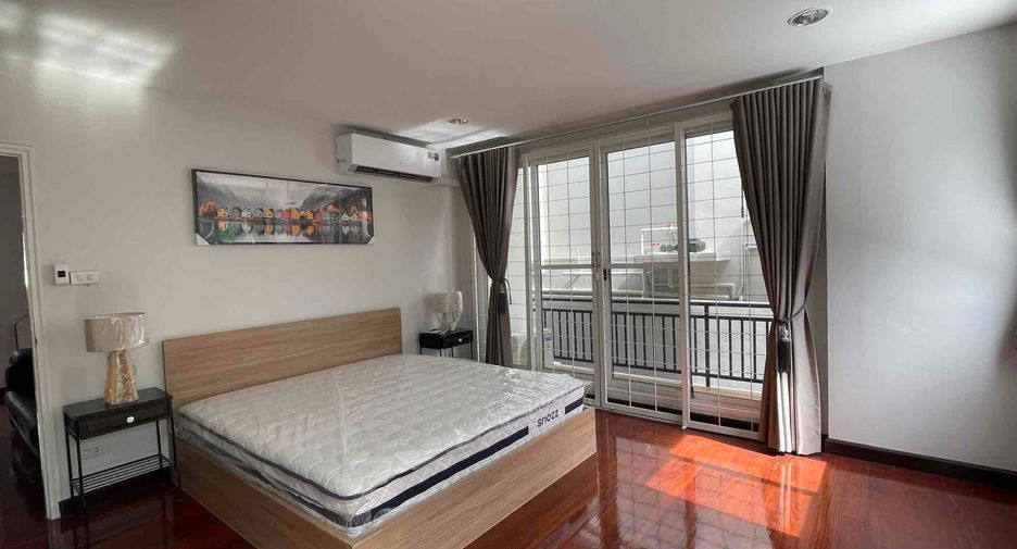 For rent 4 bedrooms house in Khlong Toei, Bangkok
