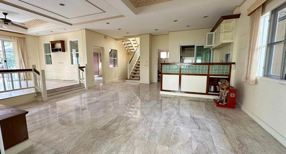 For rent and for sale 5 bed house in Phra Khanong, Bangkok