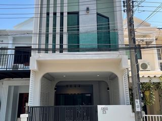 For sale 2 bedrooms townhouse in Phra Khanong, Bangkok