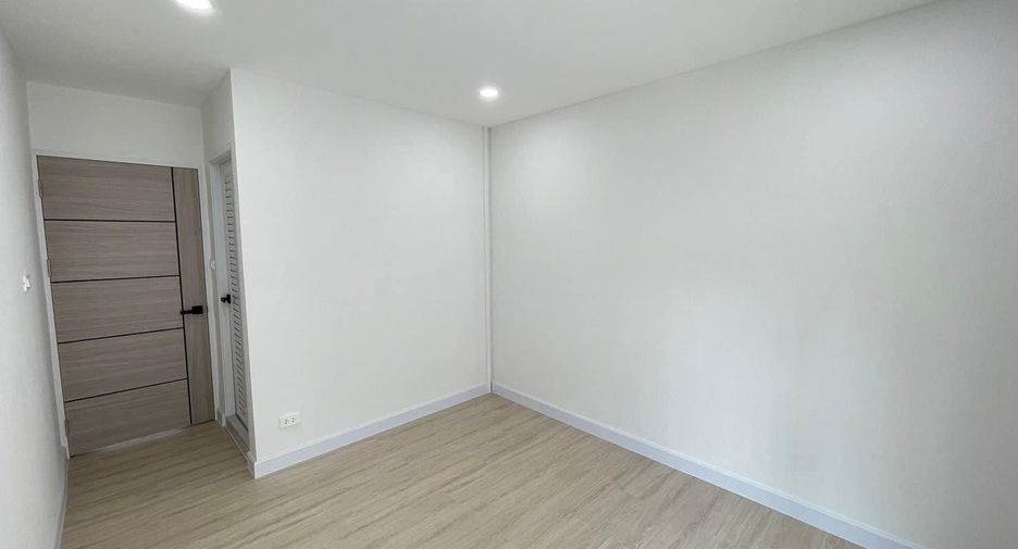 出售 2 卧室 联排别墅 在 Phra Khanong, 曼谷