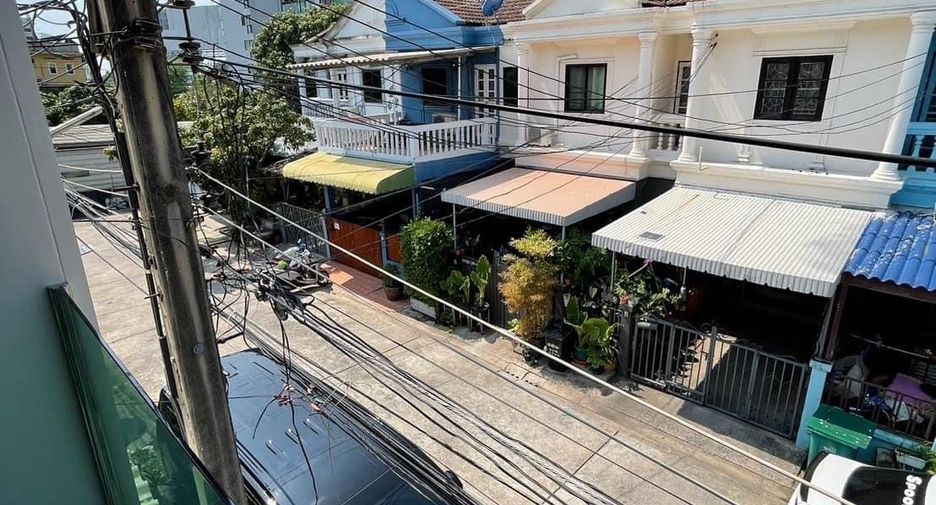 出售 2 卧室 联排别墅 在 Phra Khanong, 曼谷