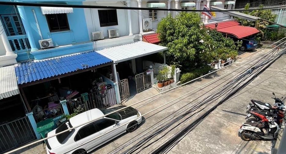 出售 2 卧室 联排别墅 在 Phra Khanong, 曼谷