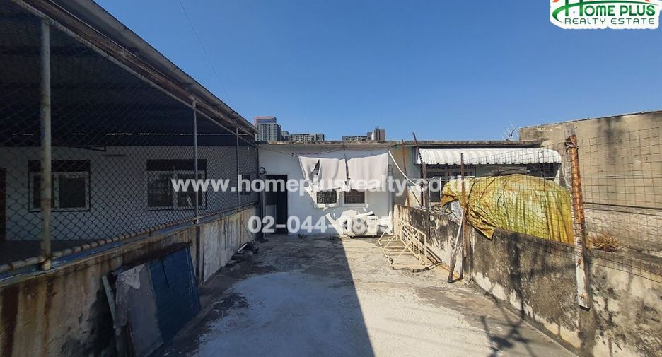 For sale 3 bedrooms retail Space in Phasi Charoen, Bangkok