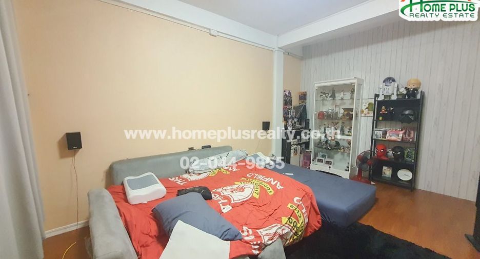 For sale 3 bedrooms retail Space in Phasi Charoen, Bangkok