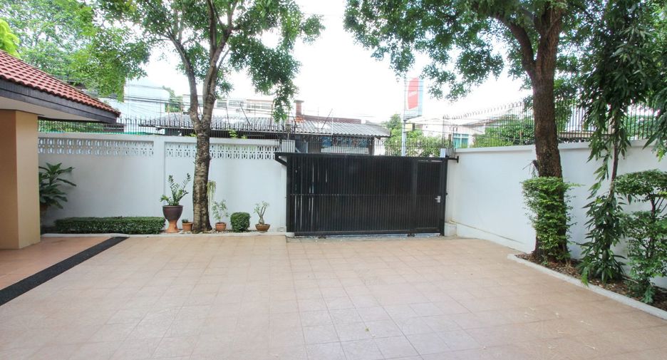 ให้เช่า 4 ห้องนอน บ้านเดี่ยว ใน วัฒนา, กรุงเทพฯ