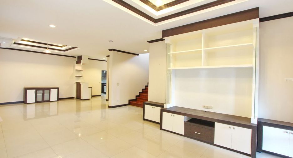 ให้เช่า 4 ห้องนอน บ้านเดี่ยว ใน วัฒนา, กรุงเทพฯ