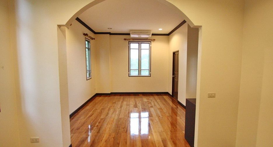 ให้เช่า 4 ห้องนอน บ้านเดี่ยว ใน วัฒนา, กรุงเทพฯ
