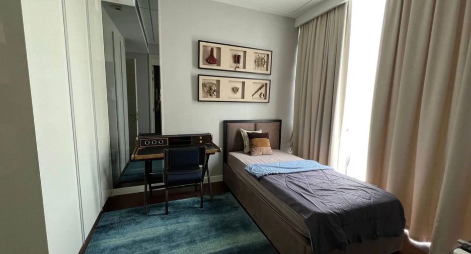 For rent 3 bedrooms condo in Khlong Toei, Bangkok