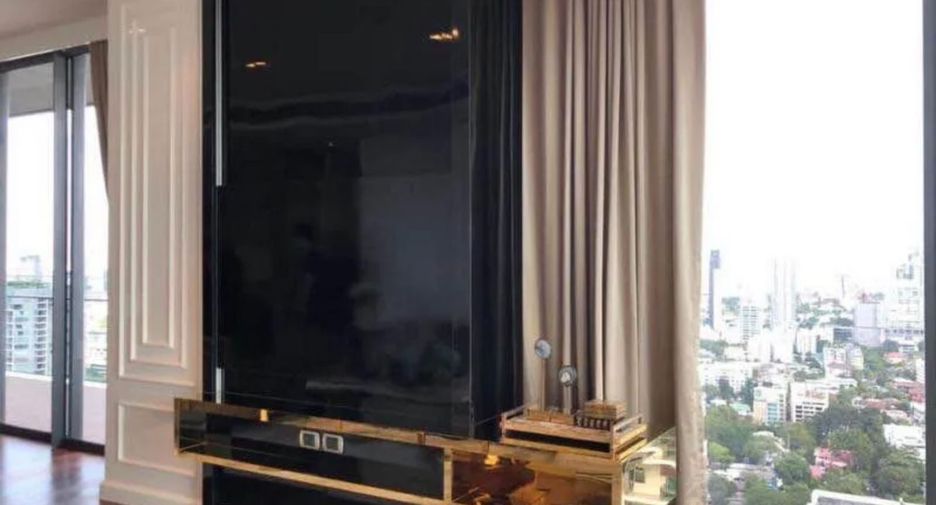 For rent 3 bedrooms condo in Khlong Toei, Bangkok