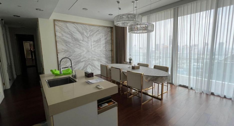 For rent 3 bedrooms condo in Khlong Toei, Bangkok