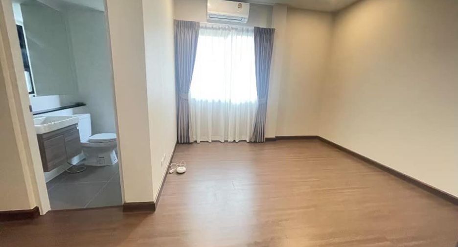 For sale 5 bedrooms house in Mueang Nonthaburi, Nonthaburi
