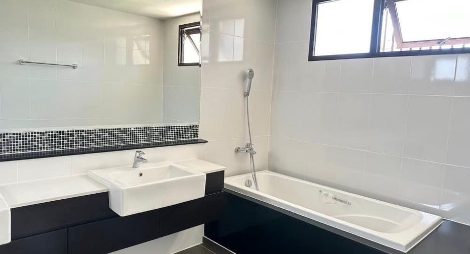 For sale 5 bedrooms house in Mueang Nonthaburi, Nonthaburi
