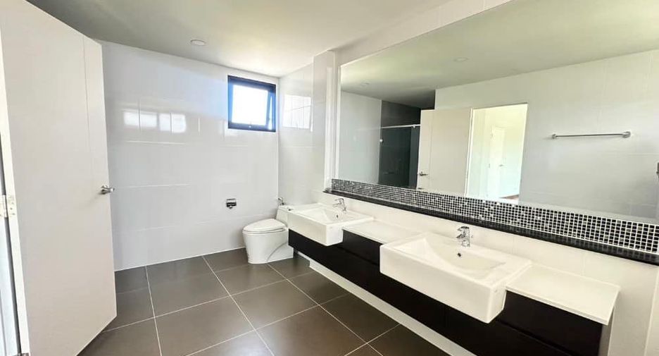 For sale 5 bedrooms house in Mueang Nonthaburi, Nonthaburi