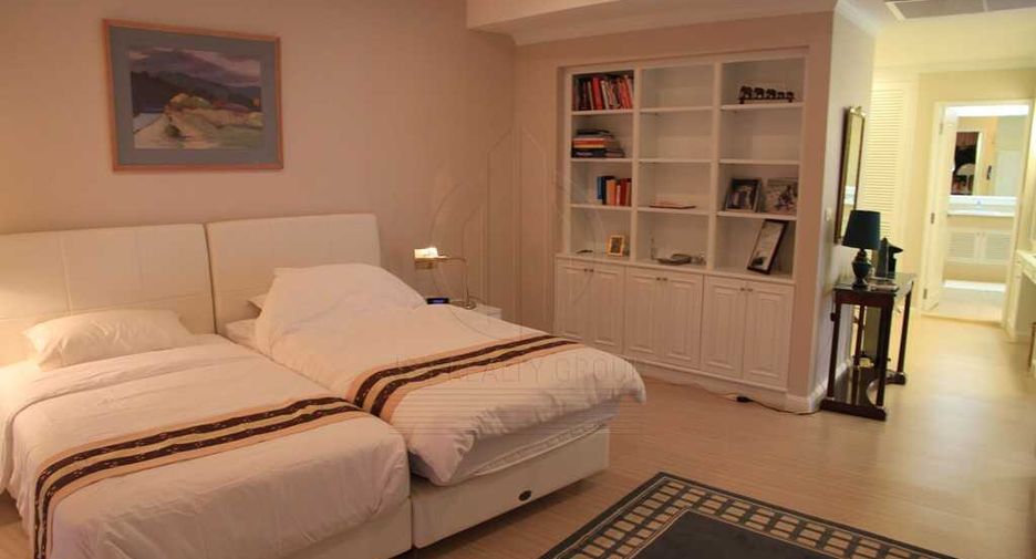 For rent 3 bedrooms condo in Sathon, Bangkok