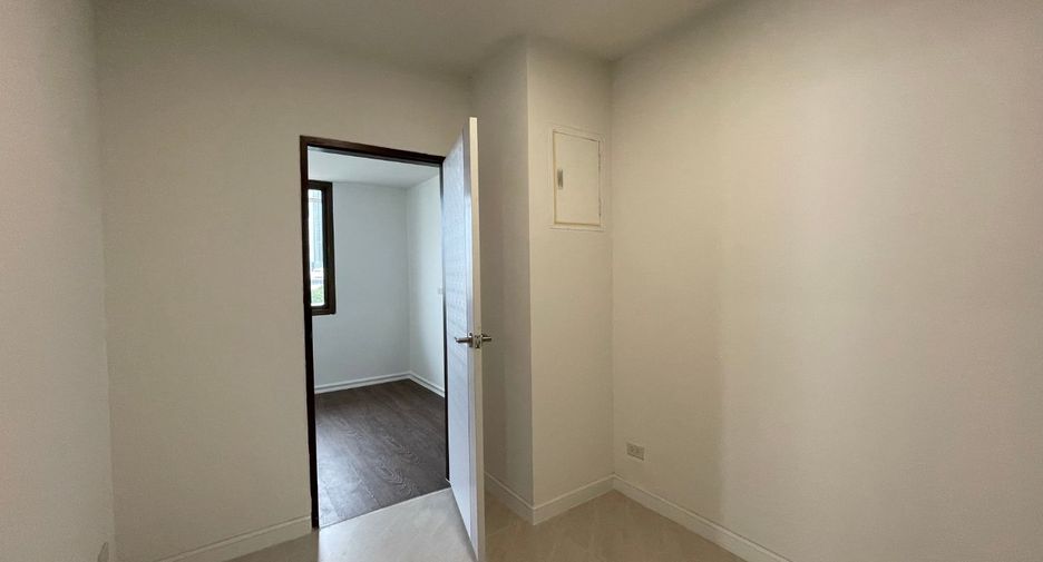 For rent 3 bedrooms apartment in Watthana, Bangkok