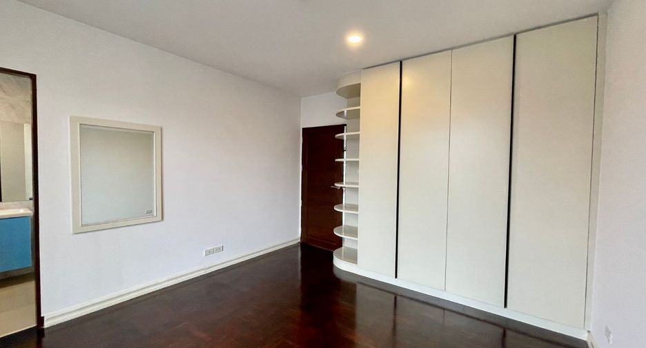 For rent 3 bedrooms apartment in Watthana, Bangkok