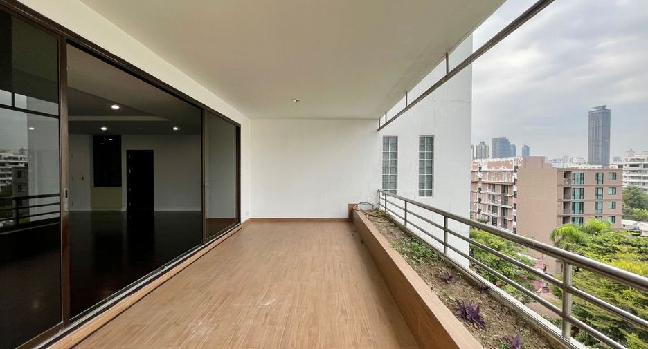 For rent 3 bedrooms apartment in Watthana, Bangkok