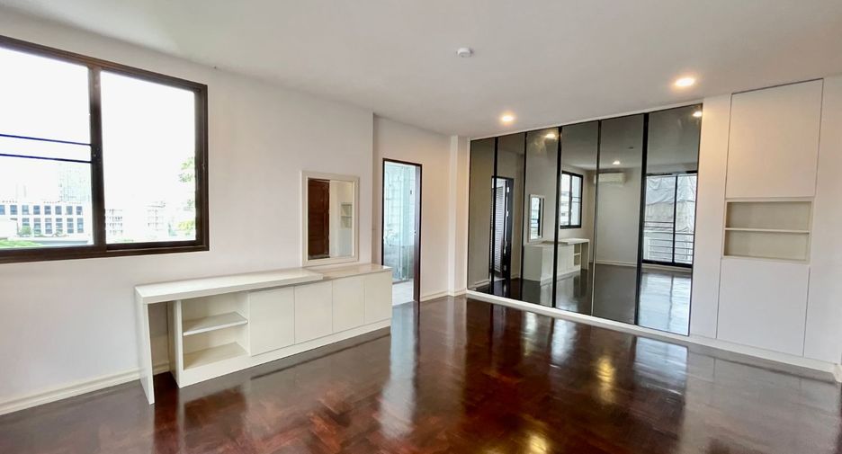 For rent 3 bedrooms apartment in Watthana, Bangkok