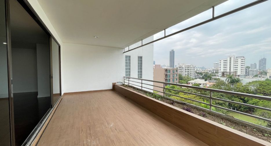 For rent 3 bedrooms apartment in Watthana, Bangkok