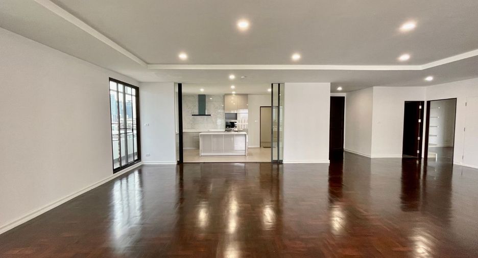 For rent 3 bedrooms apartment in Watthana, Bangkok