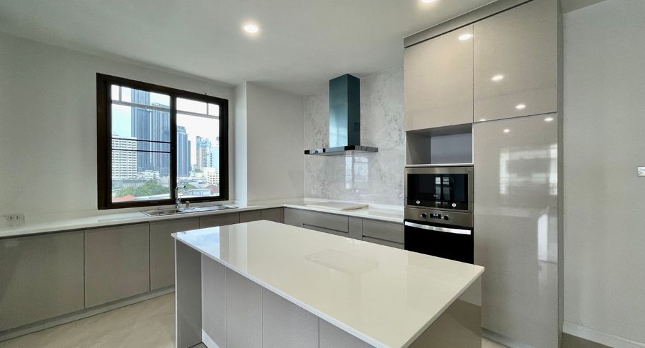 For rent 3 bedrooms apartment in Watthana, Bangkok