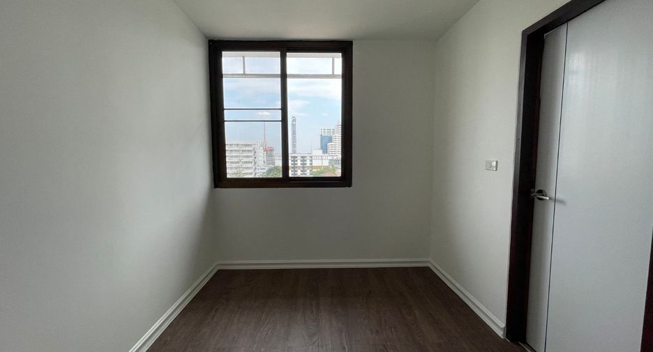 For rent 3 bedrooms apartment in Watthana, Bangkok