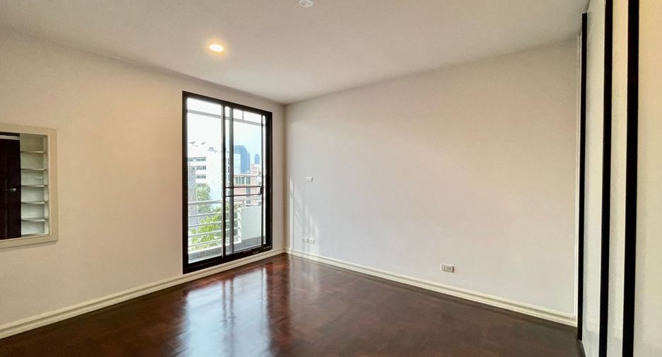 For rent 3 bedrooms apartment in Watthana, Bangkok