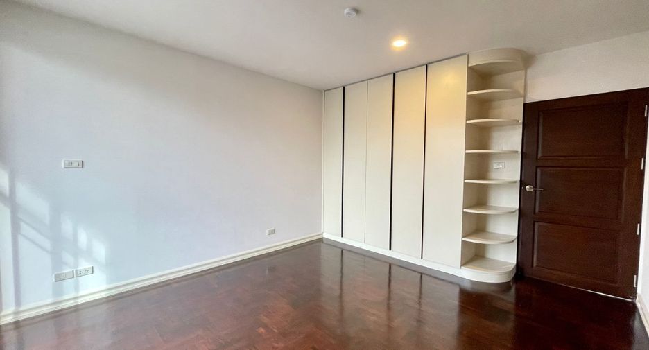 For rent 3 bedrooms apartment in Watthana, Bangkok