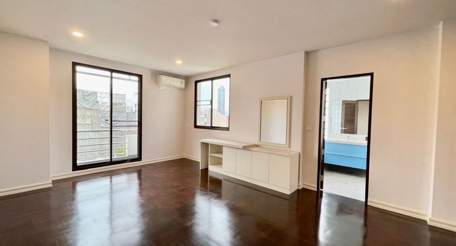 For rent 3 bedrooms apartment in Watthana, Bangkok
