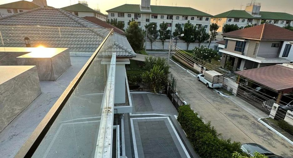 For sale 4 bedrooms house in Bang Khun Thian, Bangkok