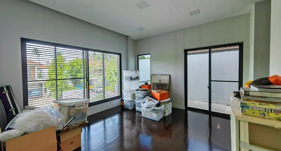 For sale 4 bedrooms house in Taling Chan, Bangkok