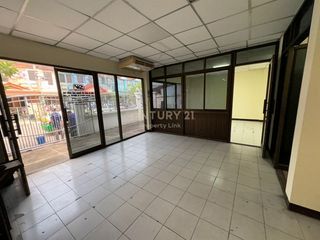 For rent and for sale 8 bed townhouse in Krathum Baen, Samut Sakhon