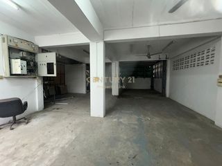 For rent and for sale 8 bed townhouse in Krathum Baen, Samut Sakhon