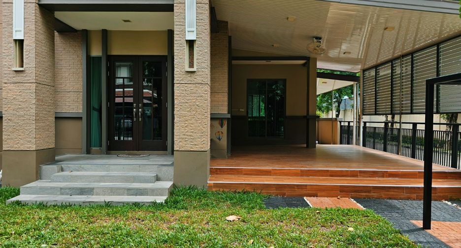 For sale 4 bedrooms house in Taling Chan, Bangkok