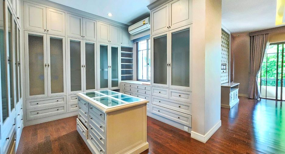 For sale 4 bedrooms house in Taling Chan, Bangkok