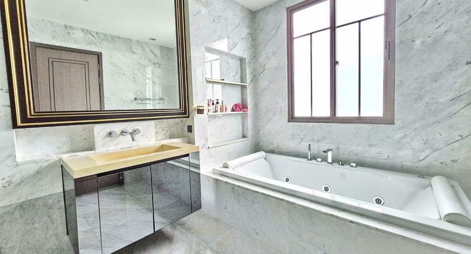 For sale 4 bedrooms house in Taling Chan, Bangkok