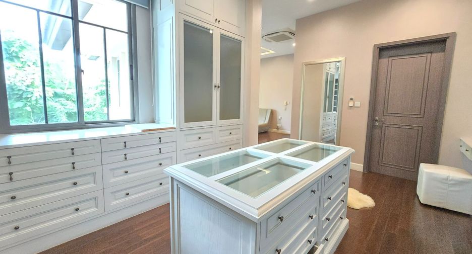 For sale 4 bedrooms house in Taling Chan, Bangkok