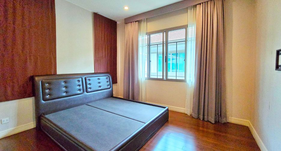 For sale 4 bedrooms house in Taling Chan, Bangkok