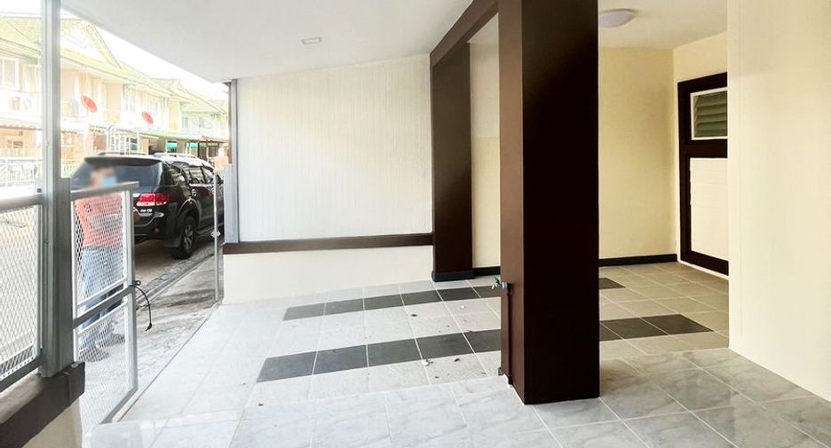 For sale 3 bedrooms townhouse in Sai Noi, Nonthaburi